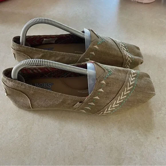 Bobs Skechers Memory Foam Women’s plush Feather shoes size 9 embroidery Aztec - Picture 2 of 8